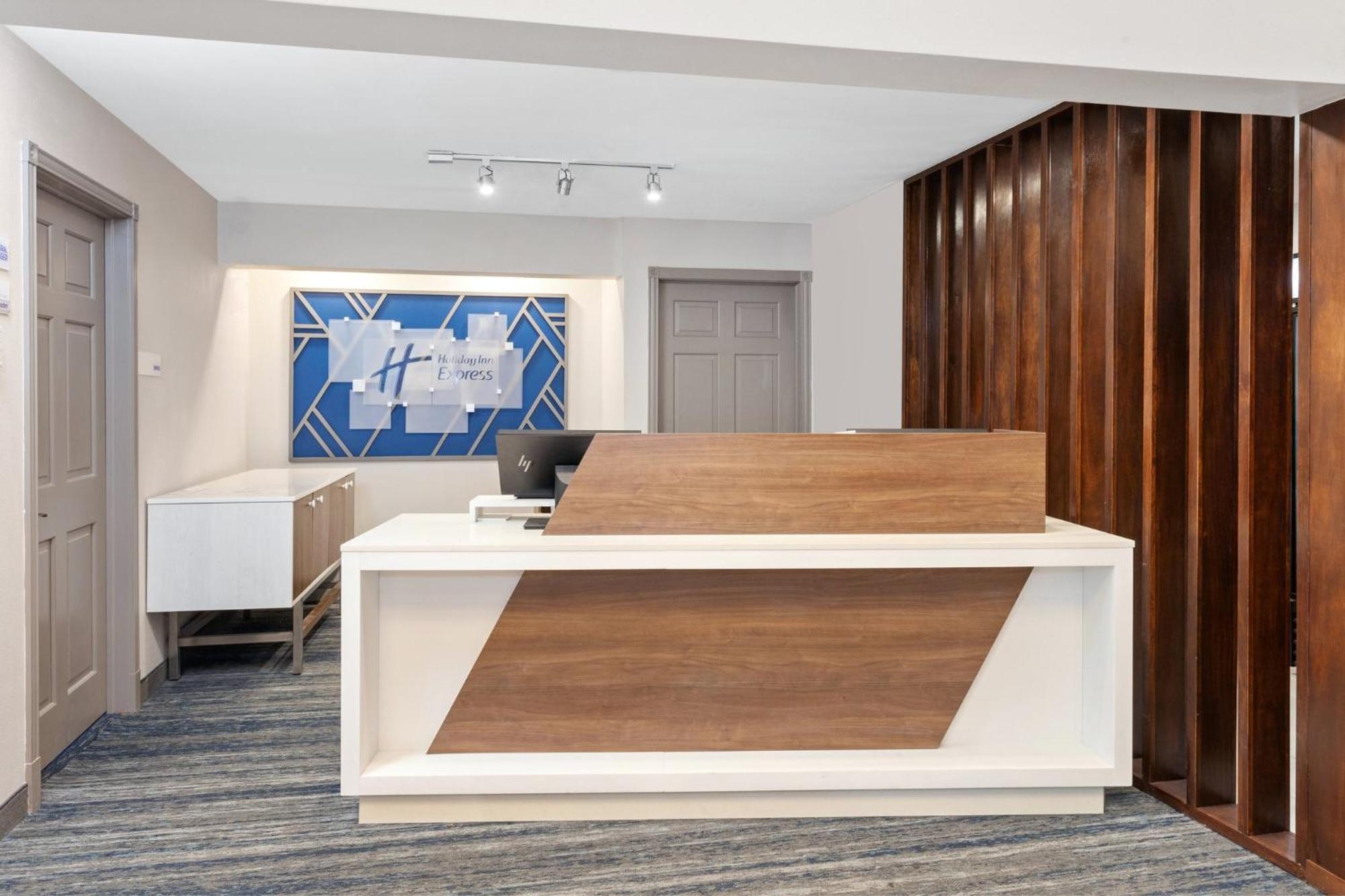 Express & By Ihg 3* Port Washington